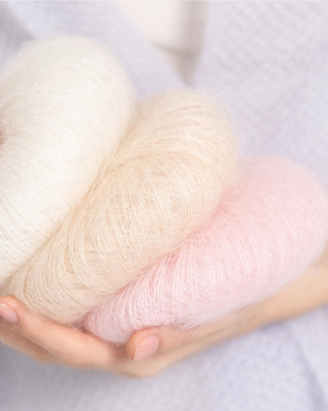 Pelotes de mohair superkid ivoire et rose blush utilisées pour l'étole Emma