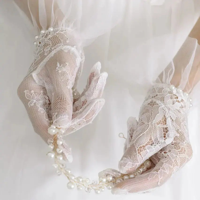 GANTS DE MARIÉE EN DENTELLE, PERLES & TULLE DOUX – GL001 G.Westerleigh
