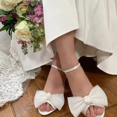 GEORGIA – SANDALES DE MARIÉE SATIN TEINTABLE | TALON 70 MM & NŒUDS DÉTACHABLES THE PERFECT BRIDAL COMPANY