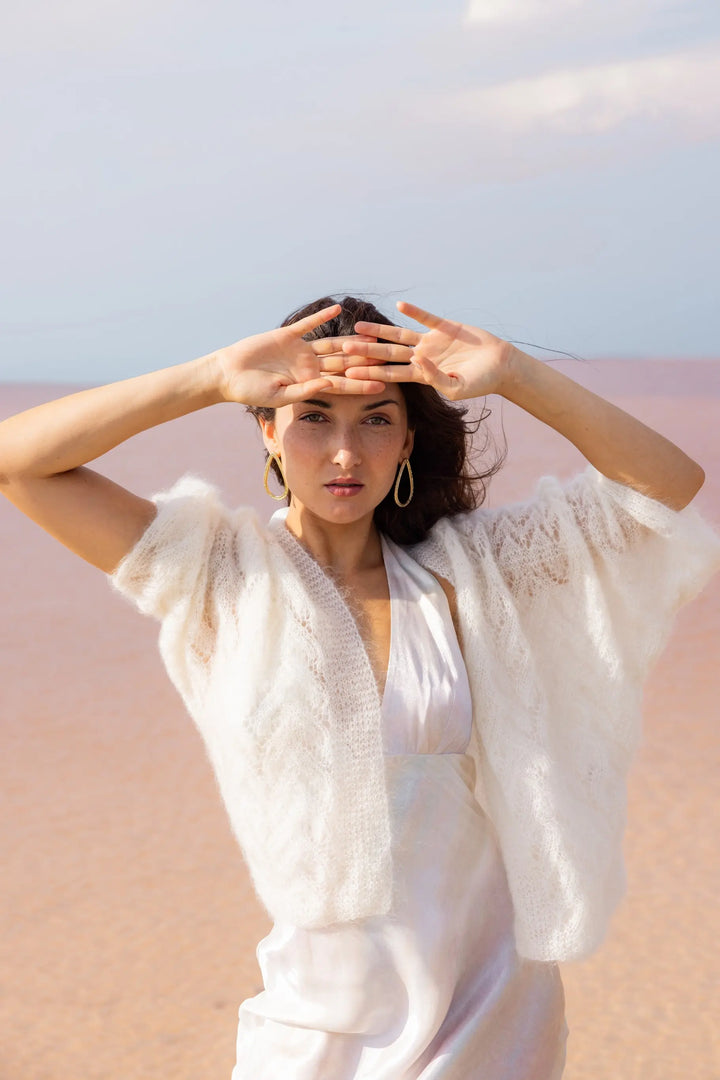 GILET MARIÉE EN MOHAIR & SOIE - TRICOTÉ MAIN BOHÈME CHIC - ANNABELLE mariage porté par belle femme brune vue de face esprit mariage sur la plage boho chic