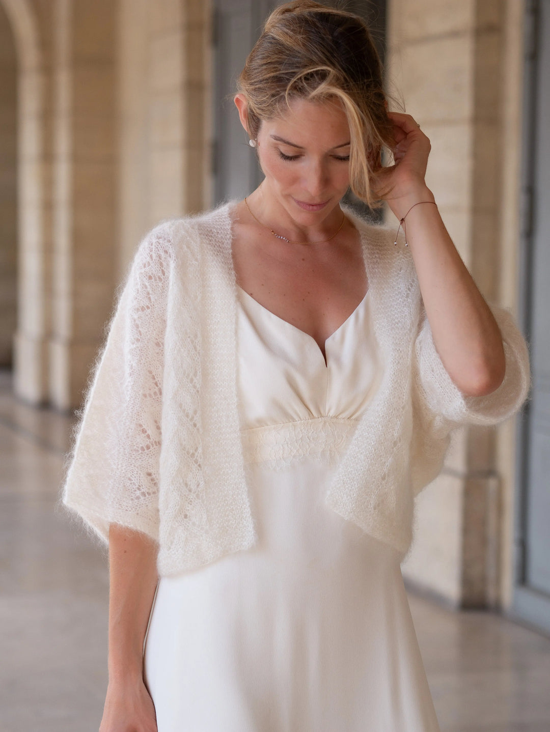 GILET MARIÉE EN MOHAIR & SOIE - TRICOTÉ MAIN BOHÈME CHIC - ANNABELLE couleur blanc naturel mariage portée par Julia de Face avec robe de mariée 