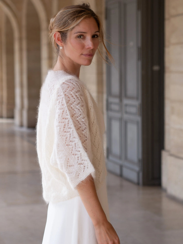 GILET MARIÉE EN MOHAIR & SOIE - TRICOTÉ MAIN BOHÈME CHIC - ANNABELLE vue profil droit porté par Julia