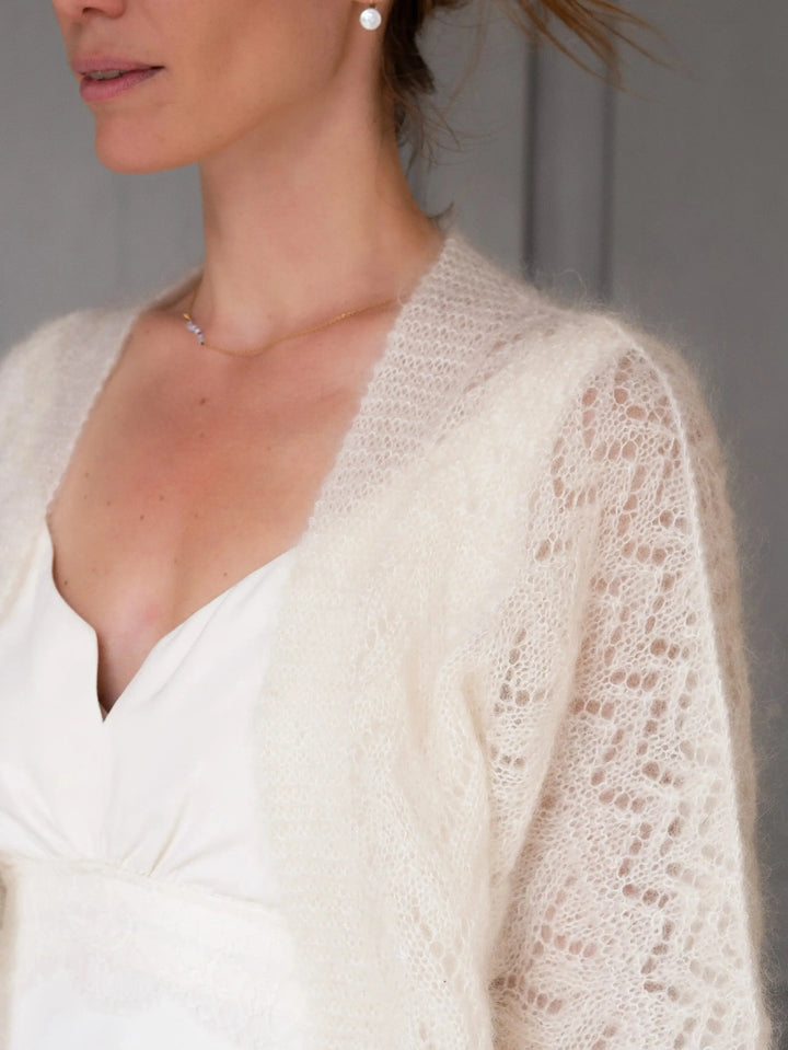 GILET MARIÉE EN MOHAIR & SOIE - TRICOTÉ MAIN BOHÈME CHIC - ANNABELLE mariage portée par vue de profil et des détails de la manche - Adepte en collaboration avec Mas accessoires 