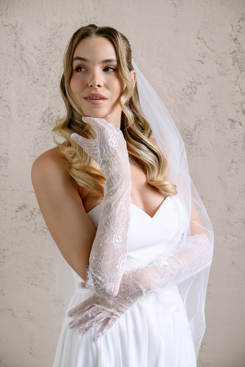Gants de mariée longs GL005 – dentelle G.Westerleigh, photo portée 1
