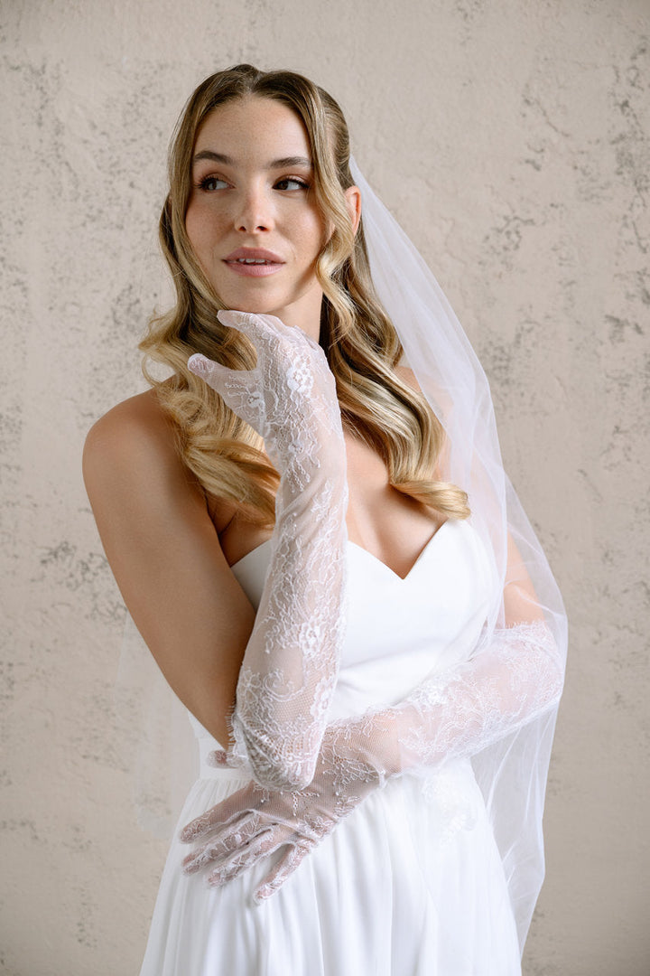 Gants de mariée longs GL005 – dentelle G.Westerleigh, photo portée 1