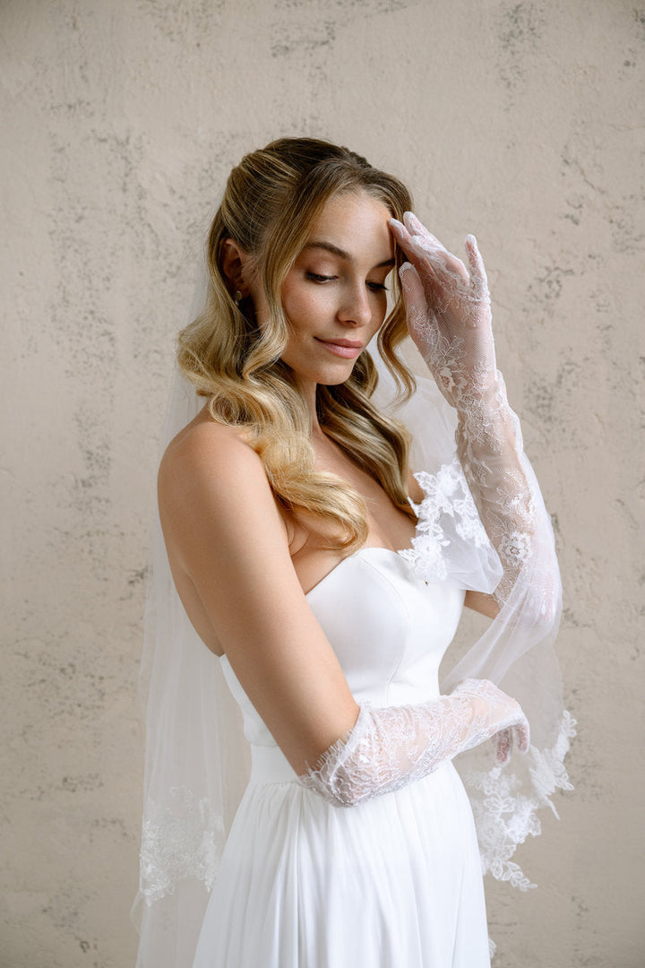 Gants de mariée longs GL005 – dentelle G.Westerleigh, photo portée 3