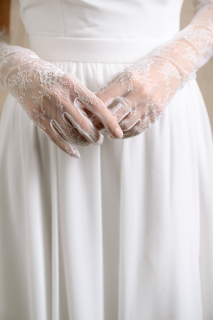 Gants de mariée longs GL005 – dentelle G.Westerleigh, photo portée 4