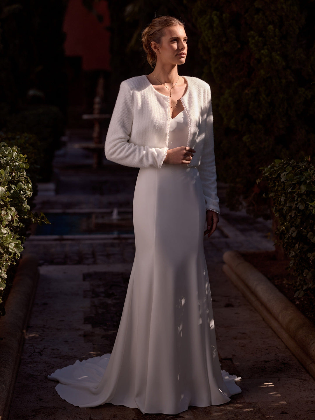 Gilet de mariée E534 porté sur une robe de mariée