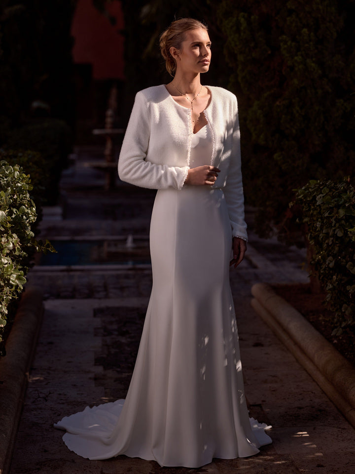 Gilet de mariée E534 porté sur une robe de mariée