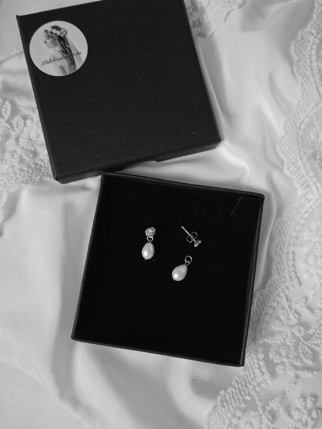 Gouttes nacrées blanches modulables/ clous d’oreilles strass: Doré L'atelier du 6