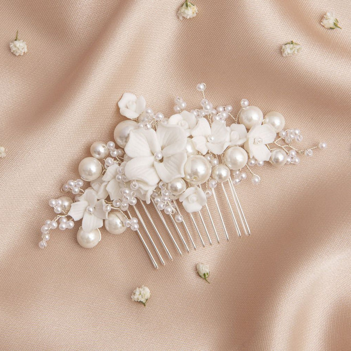 HC0427 – PEIGNE MARIÉE FLEURS BLANCHES ET PERLES G.Westerleigh