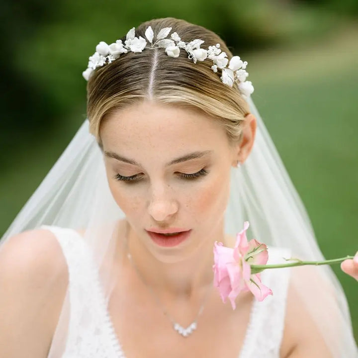HEADBAND DE MARIÉE FLEURS 3D & PERLES ARGENTÉ – ÉLÉGANT | HB0422 G.Westerleigh