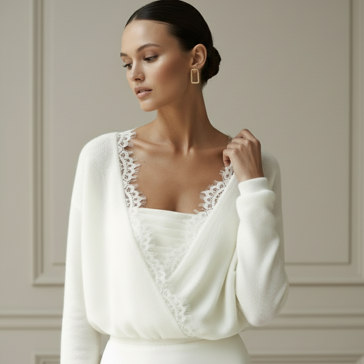 Pull de mariée en laine ivoire, col V bordé de dentelle, porté devant