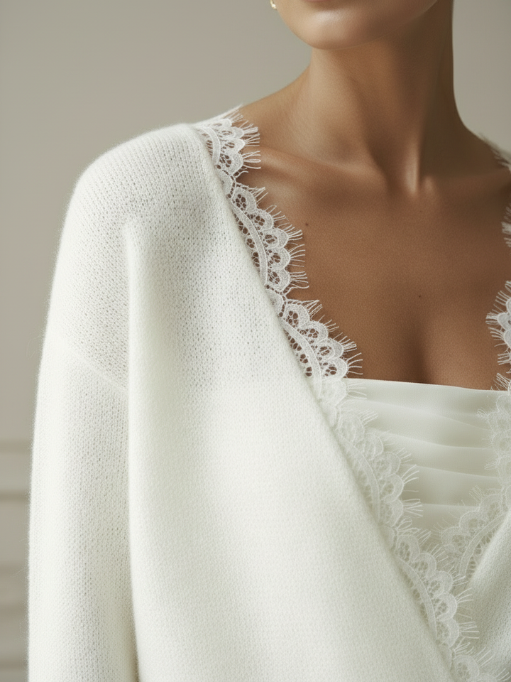 Détail du col V en dentelle du pull de mariée ivoire sur un bustier