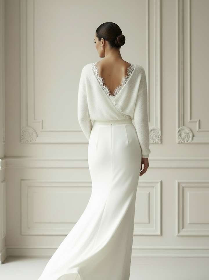 Pull de mariée ivoire porté V dans le dos, avec traîne de robe