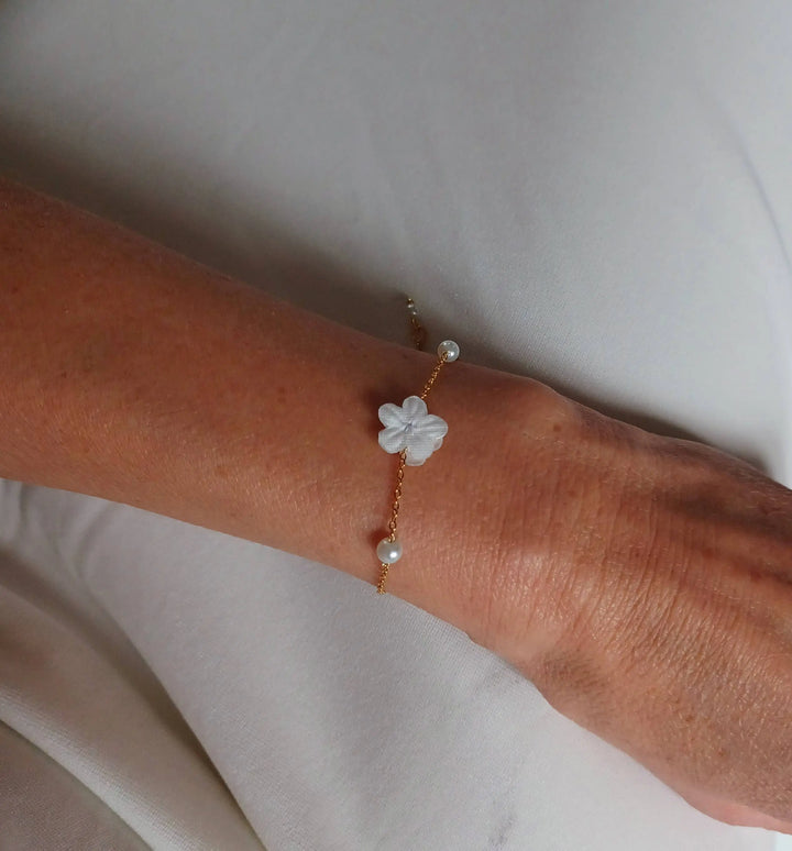 JASMIN- Bracelet de mariée à petite fleur blanche.: Or jaune L'atelier du 6