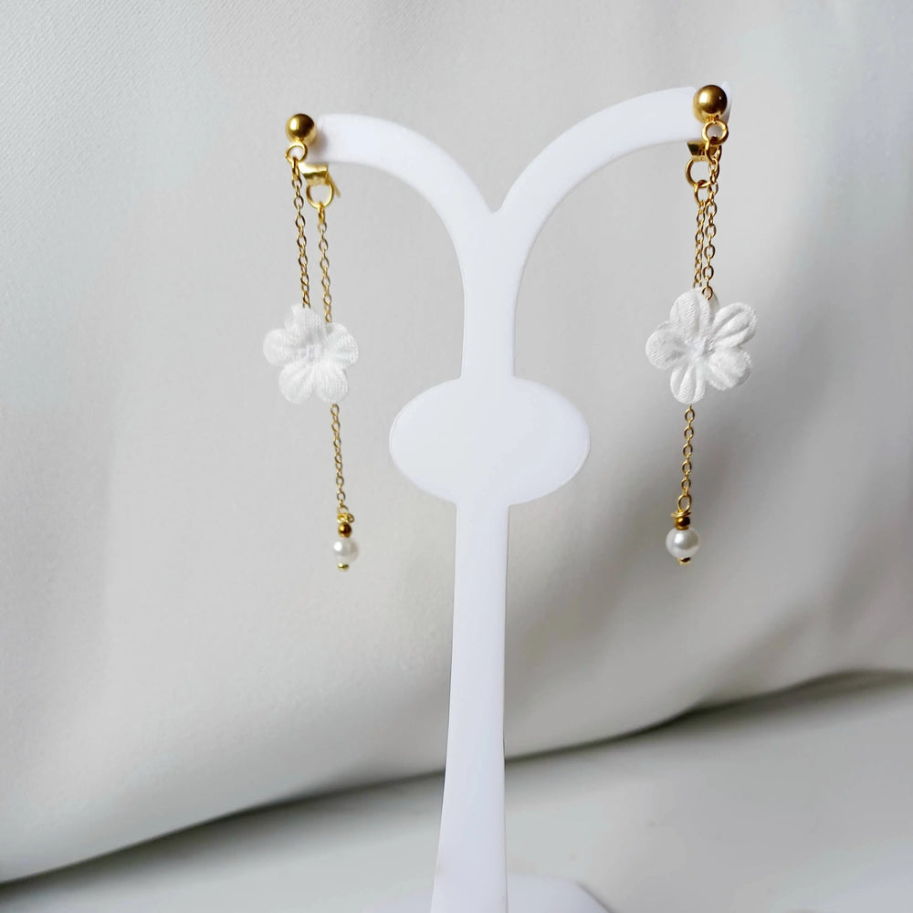 JASMIN-Pendantes d'oreilles à petites fleurs blanches.: Or jaune L'atelier du 6