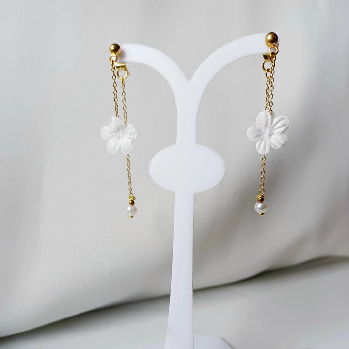 JASMIN-Pendantes d'oreilles à petites fleurs blanches.: Or jaune L'atelier du 6