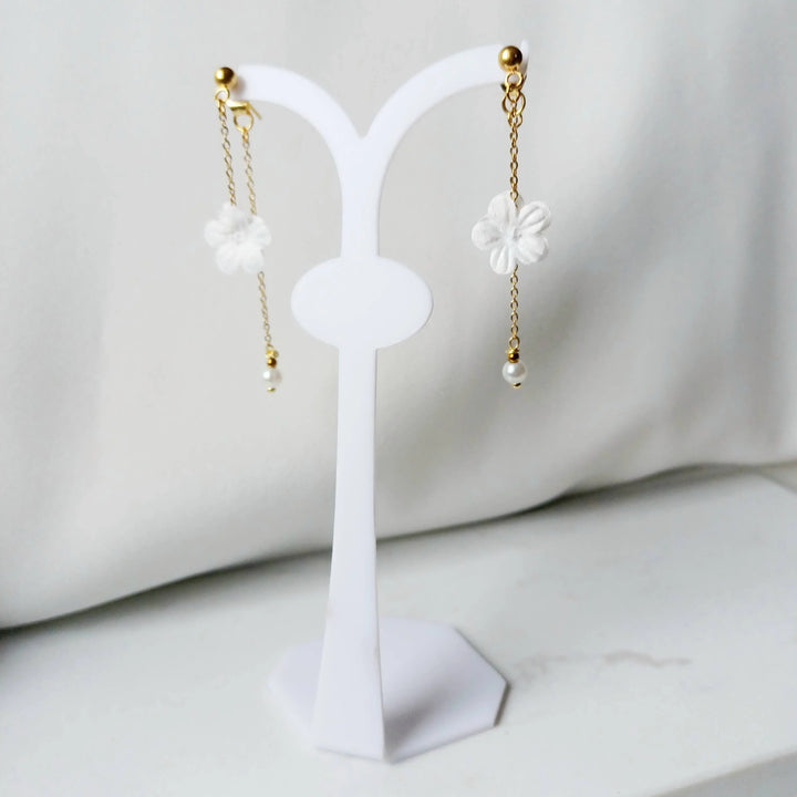 JASMIN-Pendantes d'oreilles à petites fleurs blanches.: Or jaune L'atelier du 6