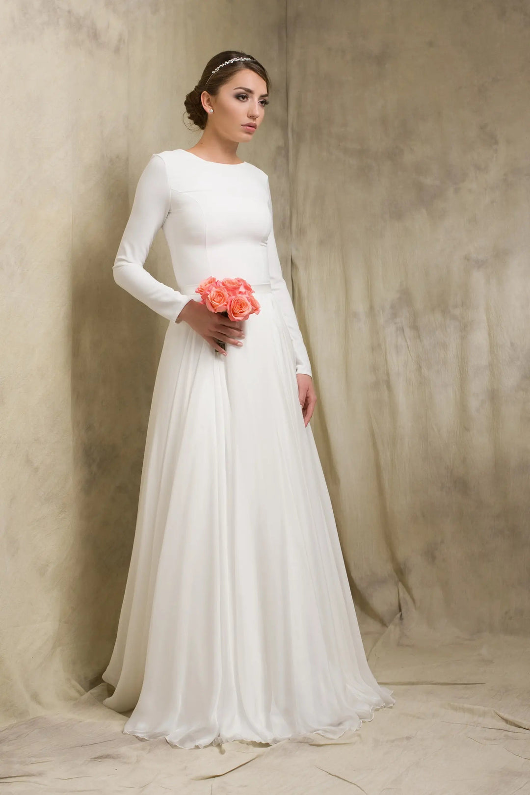 Jupe de mariée Beth SD21 portée avec un haut à manches longues