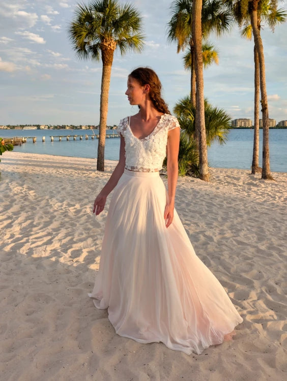 Jupe de mariée Odilia SD66 en soie doublée rose blush, portée avec un top en dentelle