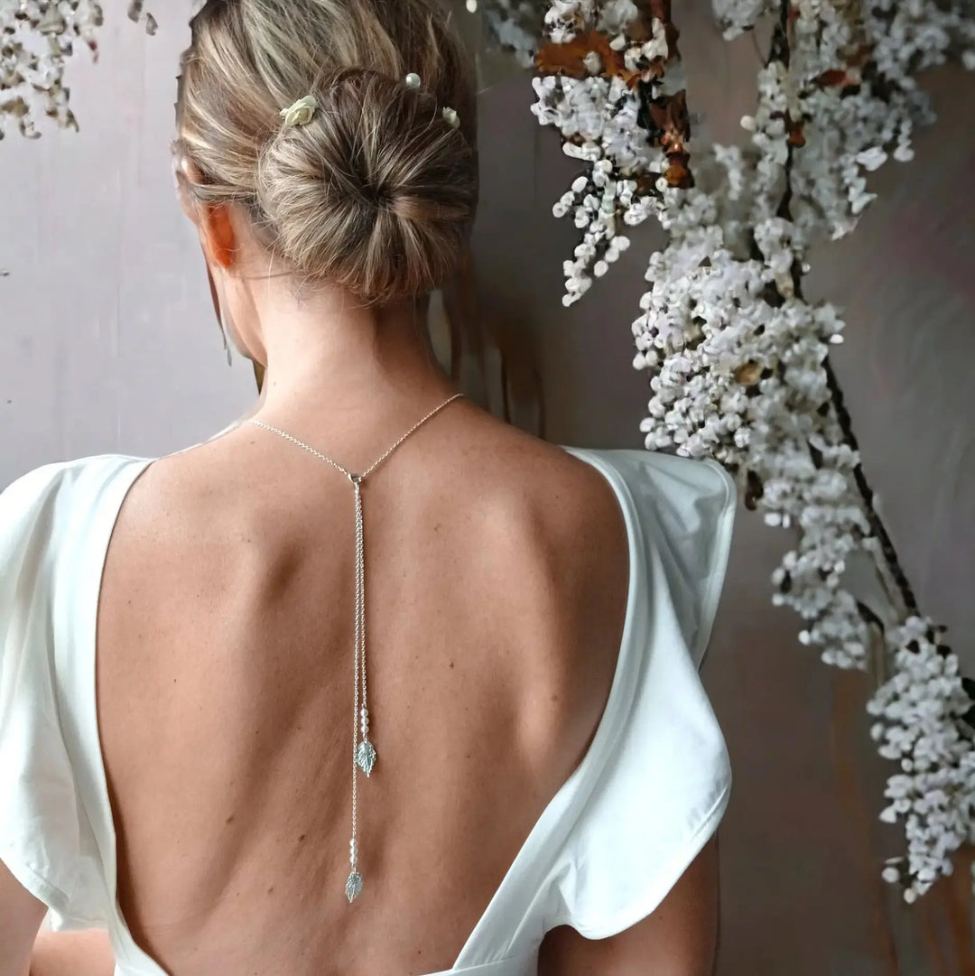 LIERRE – COLLIER DE DOS NU MARIÉE 2 EN 1 PERLES NACRÉES & FEUILLES – OR OU ARGENT L'atelier du 6