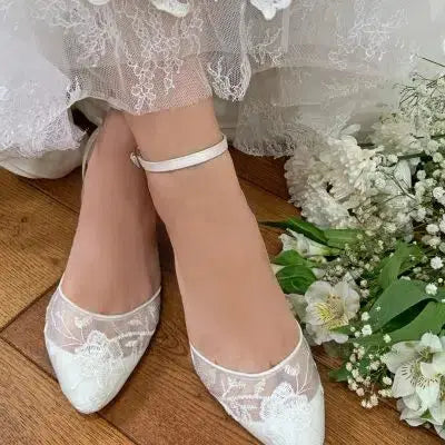 LONDON – CHAUSSURES MARIÉE BAS TALON DENTELLE IVOIRE THE PERFECT BRIDAL COMPANY