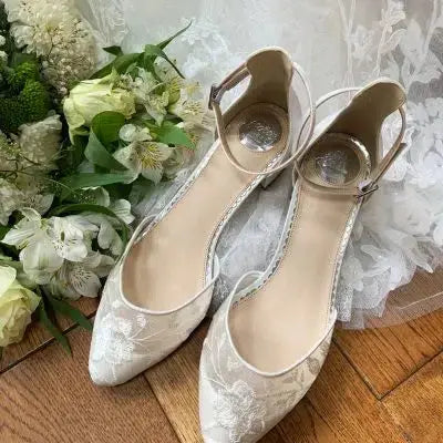 LONDON – CHAUSSURES MARIÉE BAS TALON DENTELLE IVOIRE THE PERFECT BRIDAL COMPANY