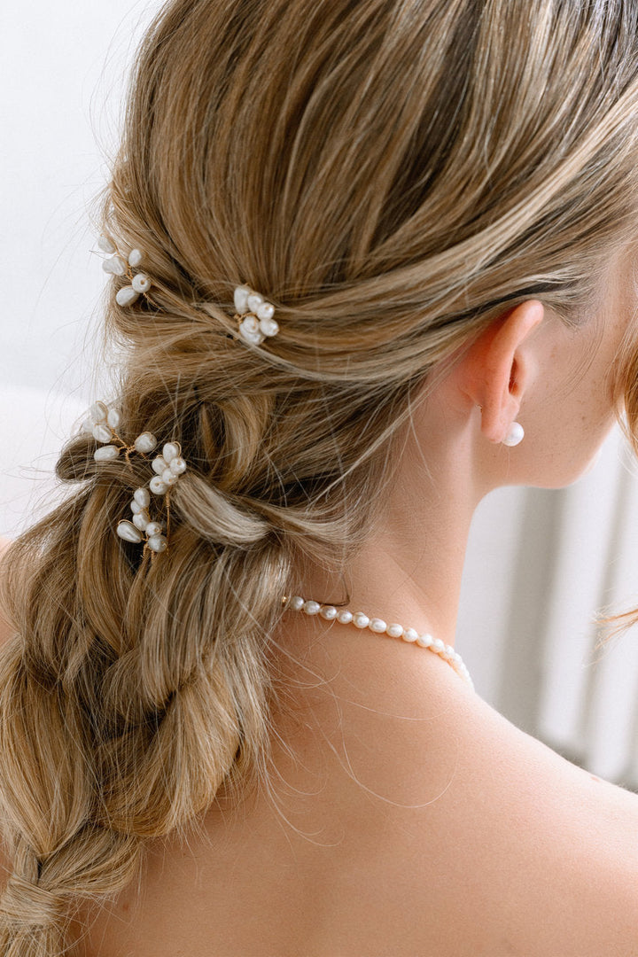 Lot de 5 épingles de mariée HP1025 – perles feuilles, dorées G.Westerleigh, photo portée 2