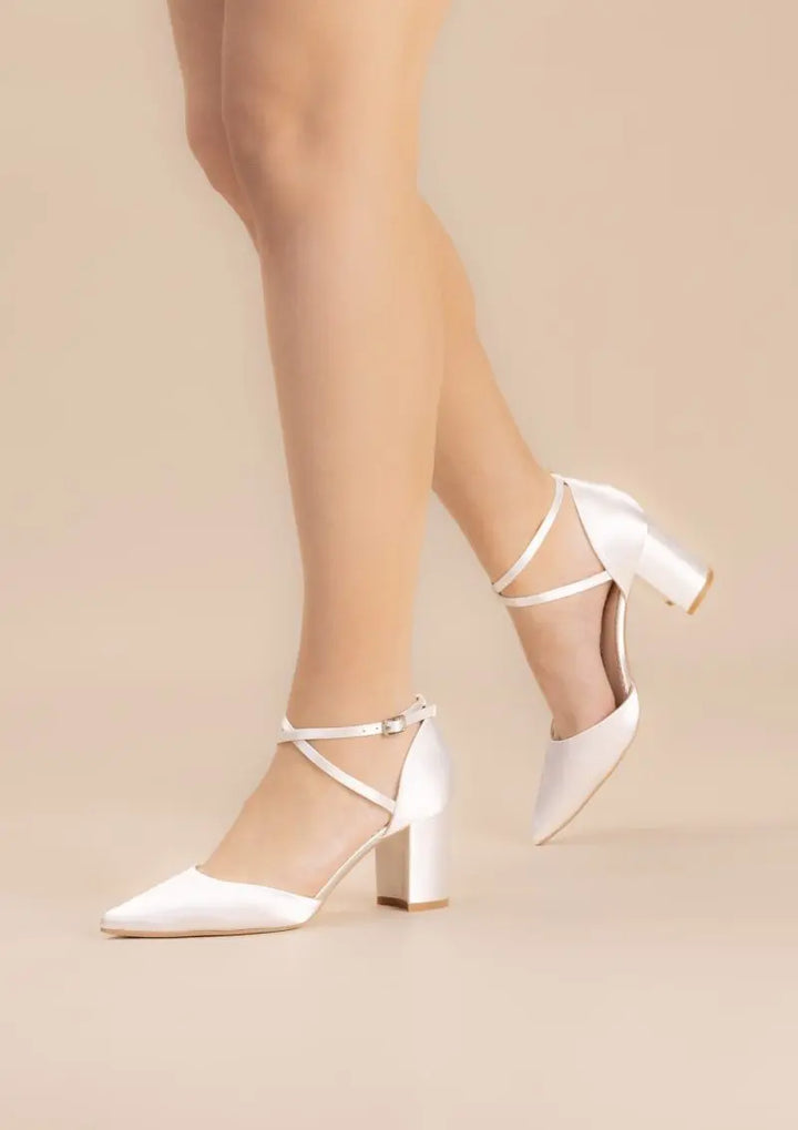 MAISIE – CHAUSSURES DE MARIÉE SATIN IVOIRE | TALON BLOC 68 MM & BRIDES CROISÉES THE PERFECT BRIDAL COMPANY