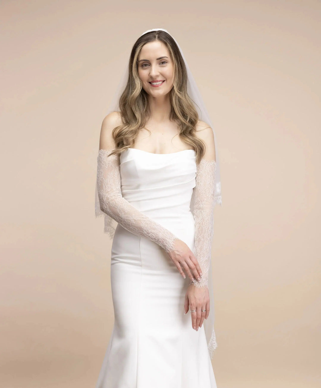 MANCHES DE MARIÉE EN DENTELLE CHANTILLY FESTONNÉE – PBA2046 THE PERFECT BRIDAL COMPANY