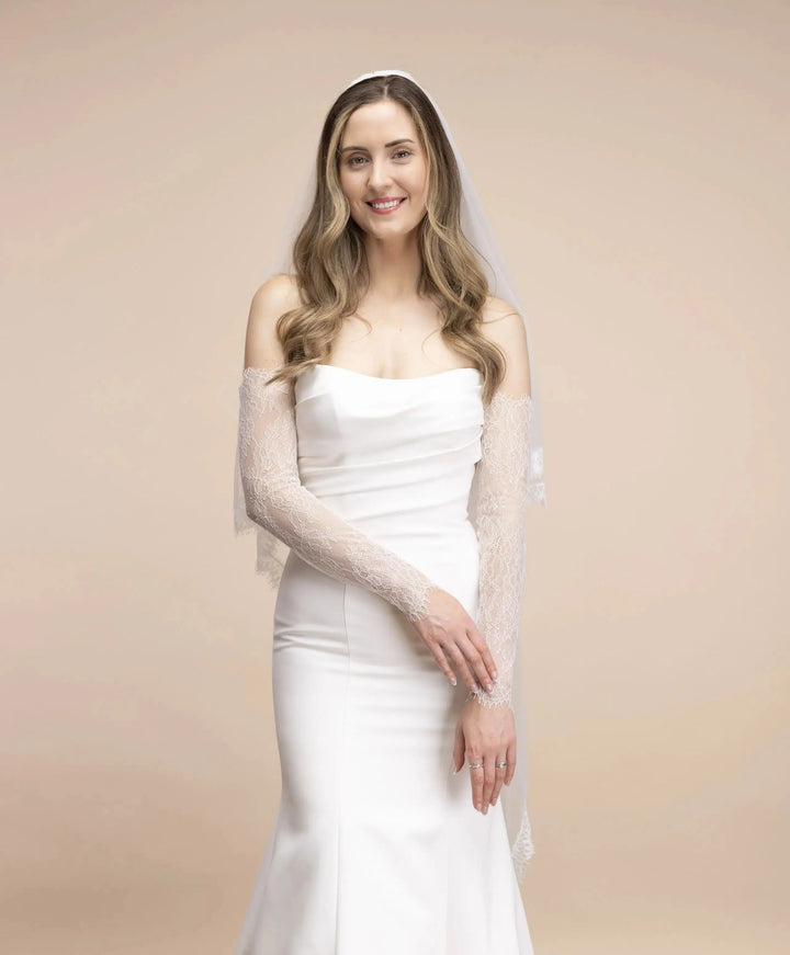 MANCHES DE MARIÉE EN DENTELLE CHANTILLY FESTONNÉE – PBA2046 THE PERFECT BRIDAL COMPANY