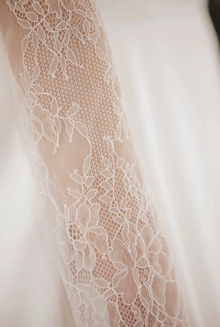 MANCHES DE MARIÉE EN DENTELLE CHANTILLY FESTONNÉE – PBA2046 THE PERFECT BRIDAL COMPANY