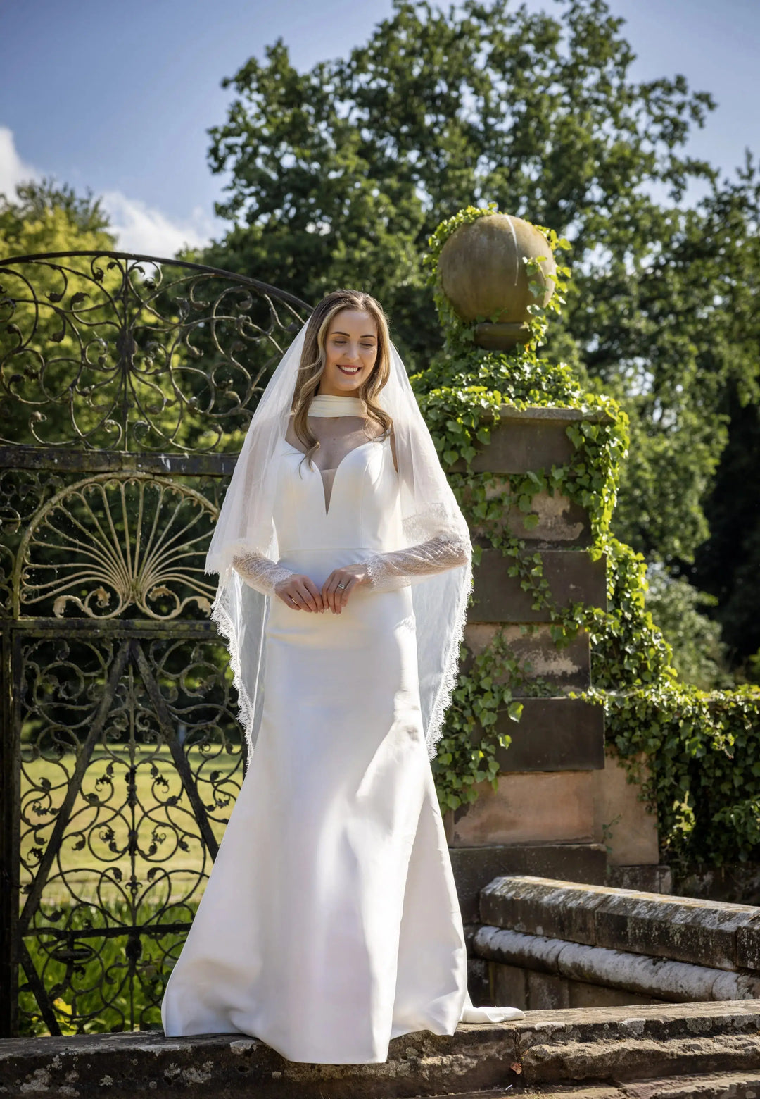 MANCHES DE MARIÉE EN DENTELLE CHANTILLY FESTONNÉE – PBA2046 THE PERFECT BRIDAL COMPANY