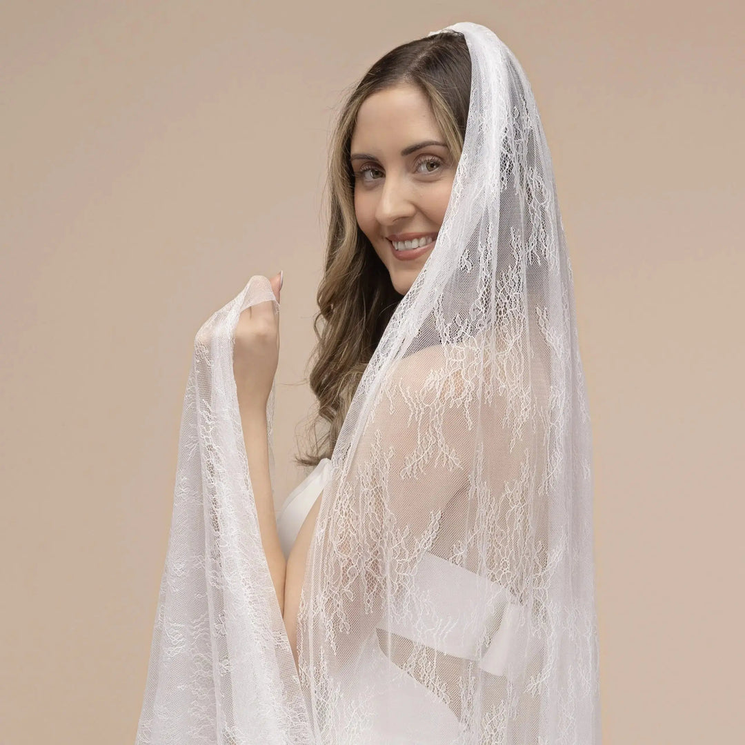 MANTILLE DE MARIÉE LONGUE 300 CM EN DENTELLE CHANTILLY IVOIRE -PBV9087 THE PERFECT BRIDAL COMPANY