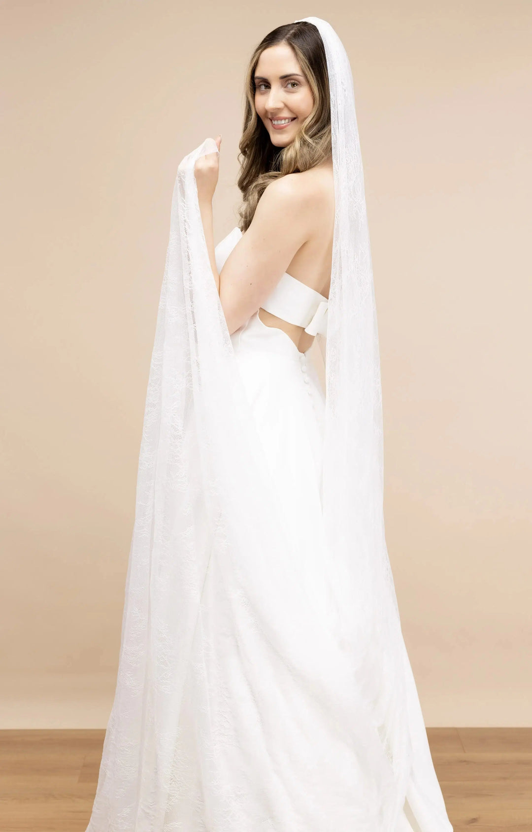 MANTILLE DE MARIÉE LONGUE 300 CM EN DENTELLE CHANTILLY IVOIRE -PBV9087 THE PERFECT BRIDAL COMPANY