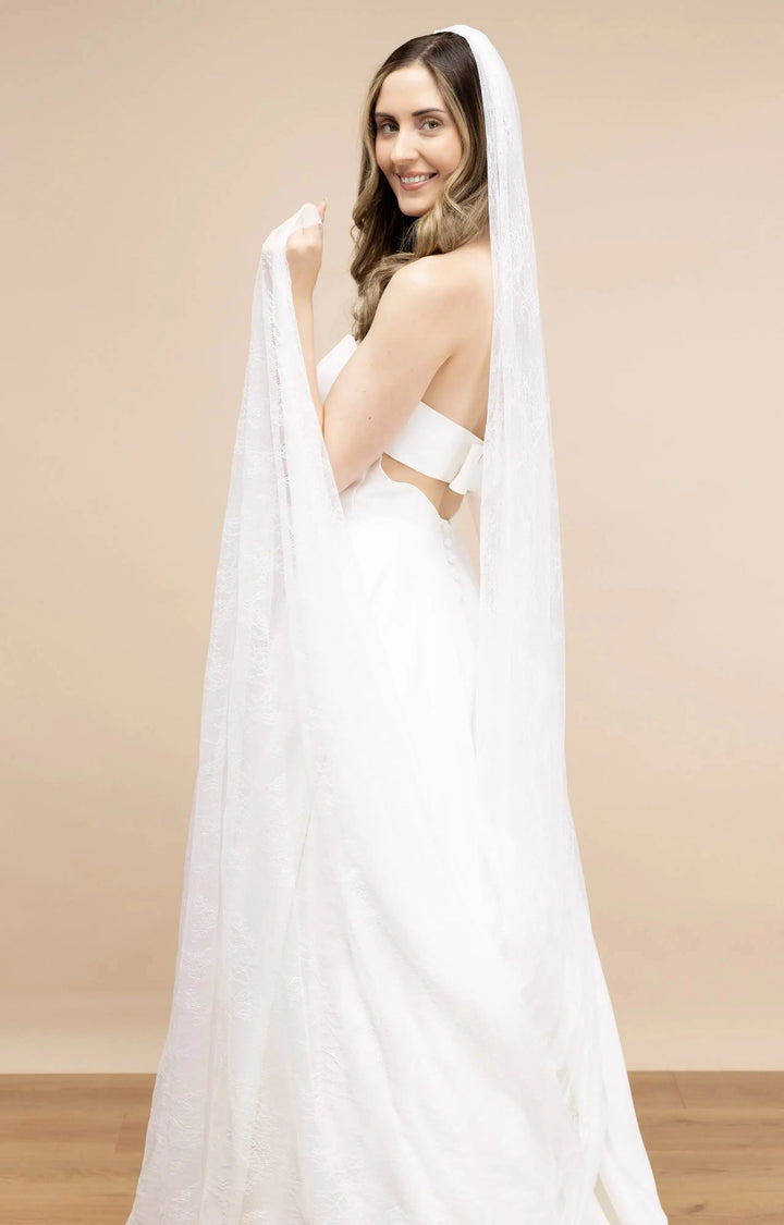 MANTILLE DE MARIÉE LONGUE 300 CM EN DENTELLE CHANTILLY IVOIRE -PBV9087 THE PERFECT BRIDAL COMPANY