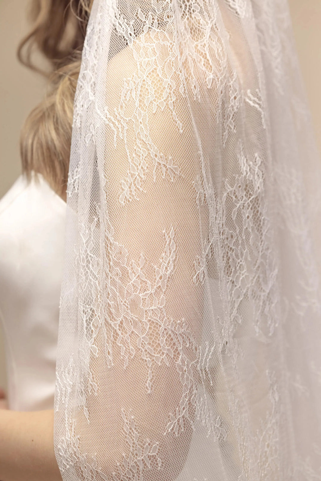 MANTILLE DE MARIÉE LONGUE 300 CM EN DENTELLE CHANTILLY IVOIRE -PBV9087 THE PERFECT BRIDAL COMPANY