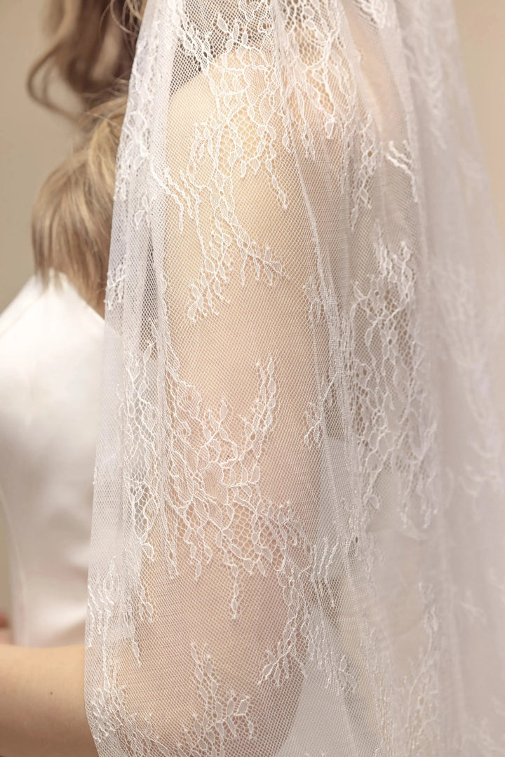 MANTILLE DE MARIÉE LONGUE 300 CM EN DENTELLE CHANTILLY IVOIRE -PBV9087 THE PERFECT BRIDAL COMPANY