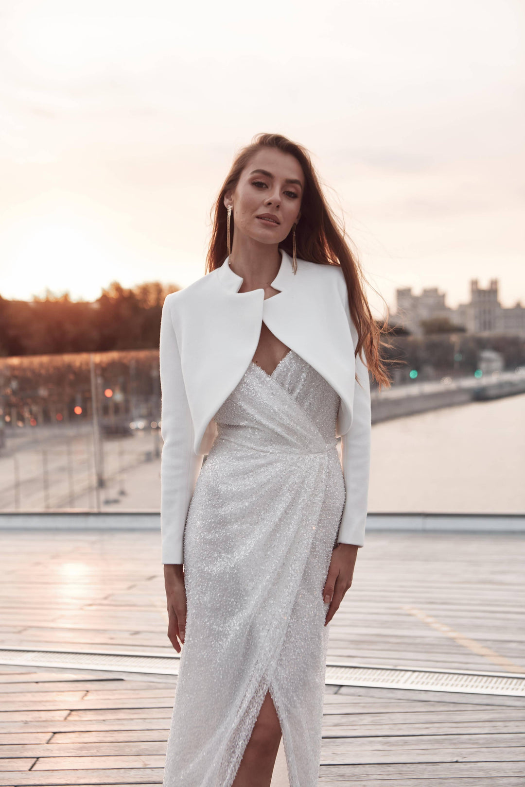 Veste de mariée courte col officier, manches longues, laine et cachemire
