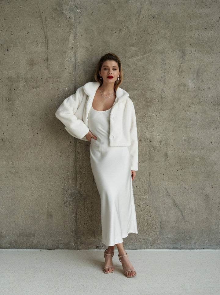 Manteau de mariée en fausse fourrure ivoire, silhouette en pied