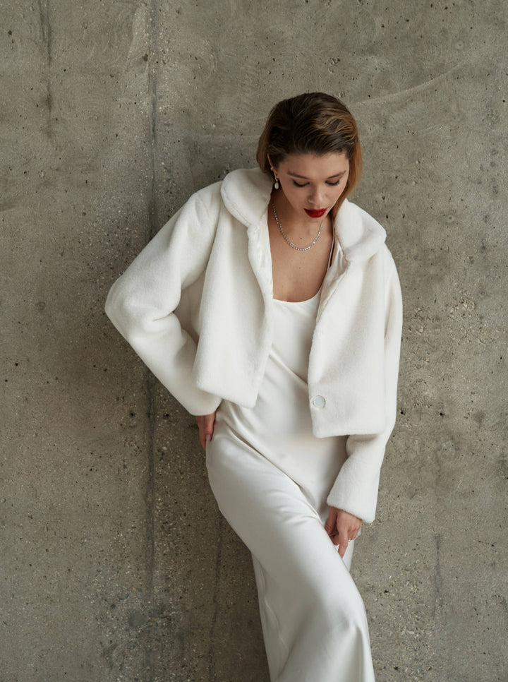 Manteau de mariée en fausse fourrure ivoire, vue de trois quarts
