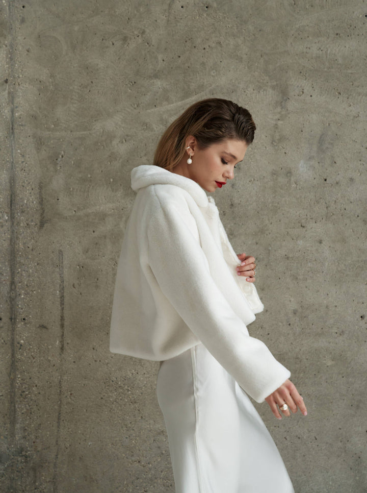 Manteau de mariée en fausse fourrure ivoire vu de dos