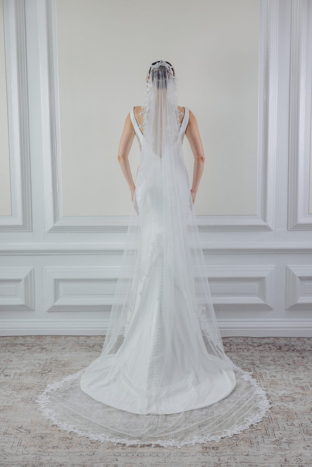 Mantille de mariée dentelle florale PBV9102 – vue de dos – The Perfect Bridal Company