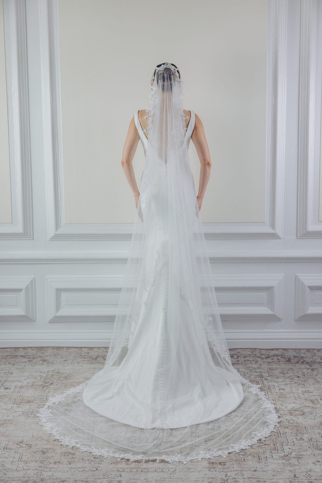 Mantille de mariée dentelle florale PBV9102 – vue de dos – The Perfect Bridal Company