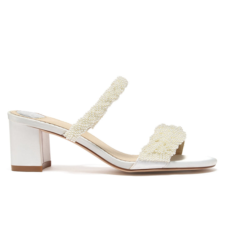 Mule de mariée Pearl vue de profil, deux brides perlées sur satin ivoire