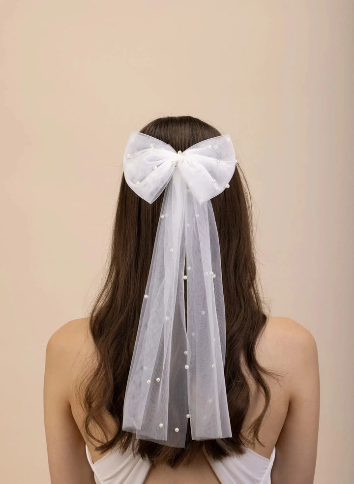 NŒUD DE CHEVEUX DE MARIÉE EN ORGANZA IVOIRE PERLÉ – ACCESSOIRE MODERNE & COUTURE | PBH7049 THE PERFECT BRIDAL COMPANY