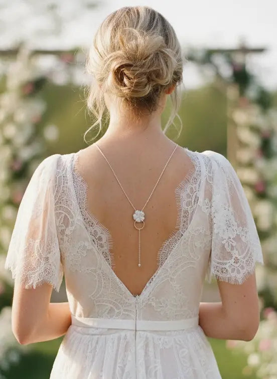 NOLIA – COLLIER DE DOS NU MARIAGE EN Y AVEC FLEUR BLANCHE OU CRÈME – OR OU ARGENT L'atelier du 6