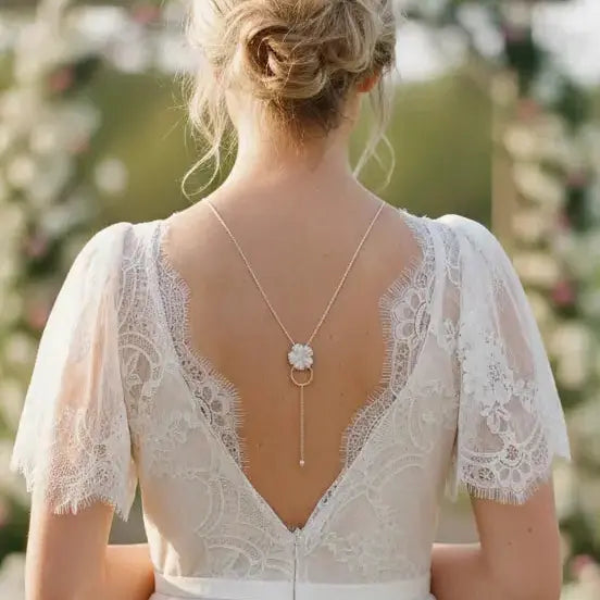 NOLIA – COLLIER DE DOS NU MARIAGE EN Y AVEC FLEUR BLANCHE OU CRÈME – OR OU ARGENT L'atelier du 6
