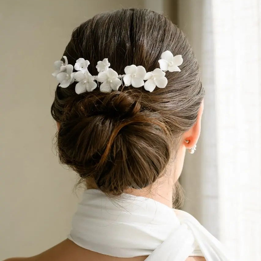 PEIGNE À CHEVEUX MARIAGE HC0408 – FLEURS CÉRAMIQUE BLANCHES ET PERLES G.Westerleigh